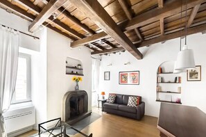 Smart TV, caminetto, libri