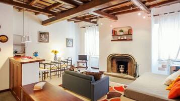 Smart-TV, Kamin, Bücher