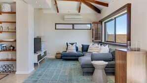 Unclassified image, 5 of 14, button - Jumeirah Blue - Four Bedroom House, Sleeps 8 (Cape Town)