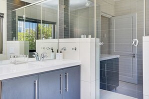Appartement | Salle de bain | Baignoire relaxante profonde, sĂšche-cheveux, serviettes fournies