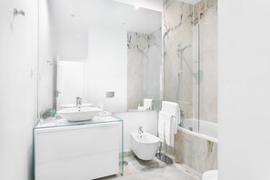 Duschwanne, Haartrockner, Bidet, Handtücher