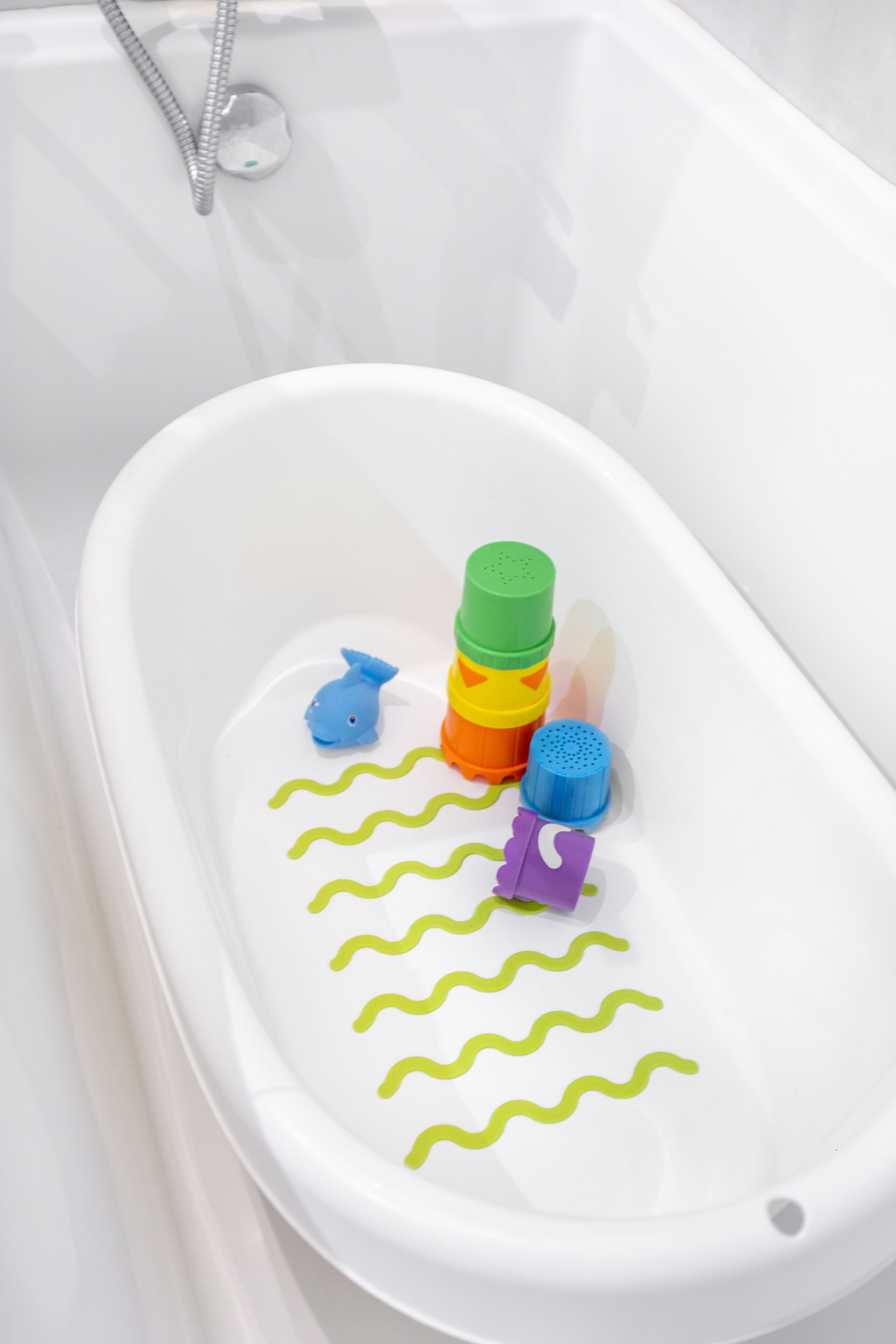 WHEN KIDS COME.... bathtub and bath towel special for the little ones