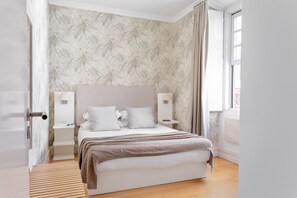 1 Schlafzimmer, Zimmersafe, Schreibtisch, Bügeleisen/Bügelbrett