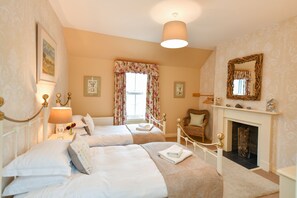 4 bedrooms, desk, iron/ironing board, travel crib