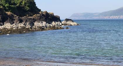 4* Coastal Estate Farmhouse Close to Pretty Beach. Wonderful Coastal Paths & Woodland Walks