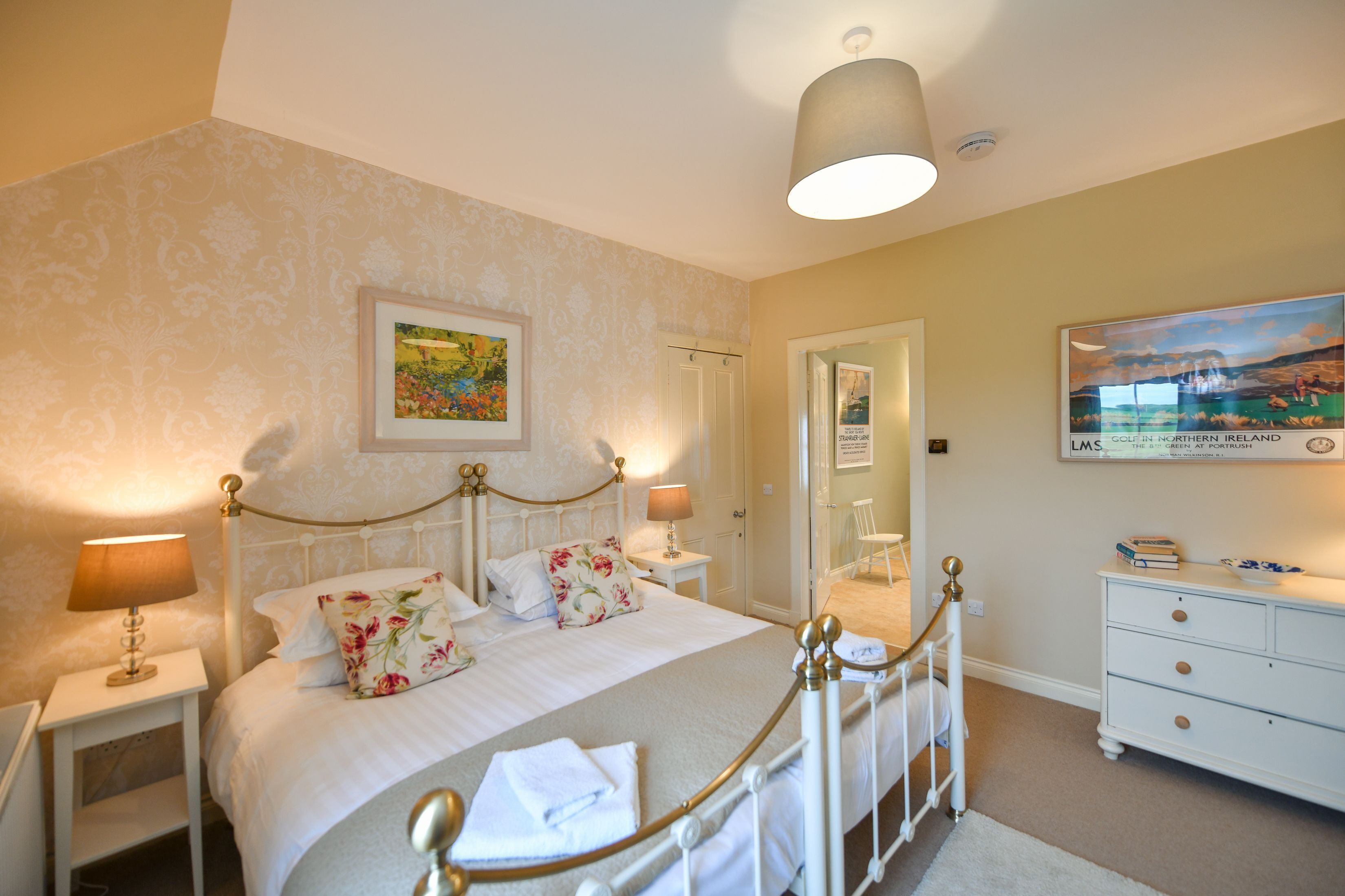 4 soverom, skrivebord, strykejern/-brett og reiseseng for barn