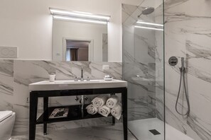 Bathtub, hair dryer, bidet, towels - 5 Bedrooms, 3 Bathrooms, Air Conditioning and Large Dining and Living Area. (Venezia)