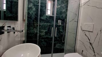 Shower, hair dryer, bidet, towels