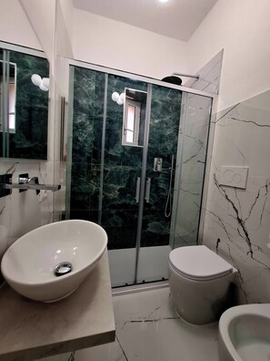 Douche, sèche-cheveux, bidet, serviettes fournies