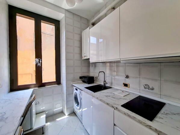 Réfrigérateur, plaque de cuisson, lave-vaisselle, bouilloire électrique