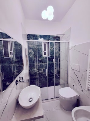 Douche, sèche-cheveux, bidet, serviettes fournies