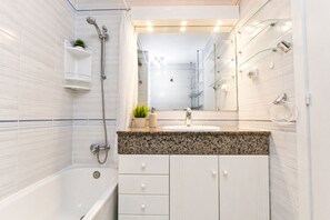 Bathtub, towels - Row house with pool in La Llosa (Cambrils)
