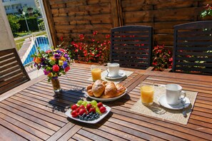 Outdoor dining - Row house with pool in La Llosa (Cambrils)