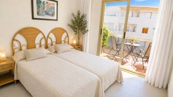 3 slaapkamers, een strijkplank/strijkijzer, gratis wifi, beddengoed