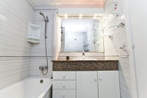 Bathtub, towels