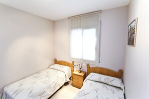 2 bedrooms, iron/ironing board, free WiFi, bed sheets