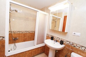 Bathtub, towels - ROURA Apartment - Beach 100m (La Pineda)