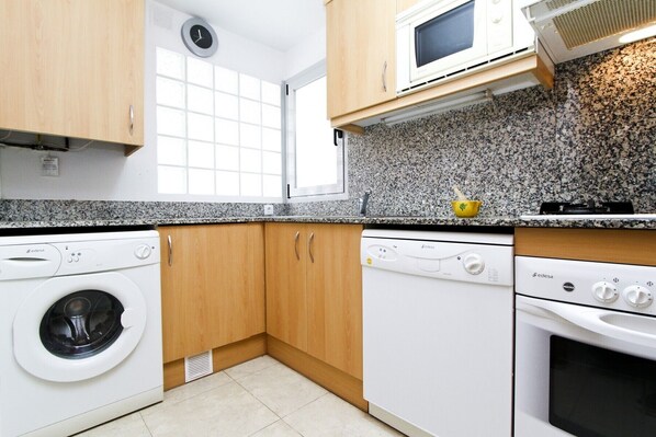 Een koelkast, een microgolfoven, een oven, een vaatwasser