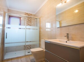Douche, séchoir à cheveux, serviettes fournies