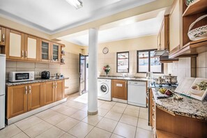 ثلاجة، ميكروويف، فرن، غسالة أ�طباق