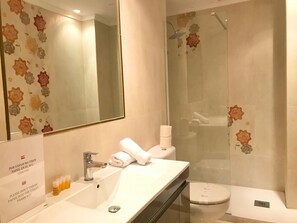 Shower, hair dryer, towels - LEVANTE SEAFRONT BEACH BLUELINE R003 (Benidorm)