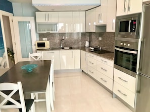 Fridge, microwave, oven, coffee/tea maker - LEVANTE SEAFRONT BEACH BLUELINE R003 (Benidorm)