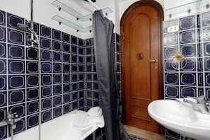 Combined shower/bathtub, hair dryer, bidet, towels