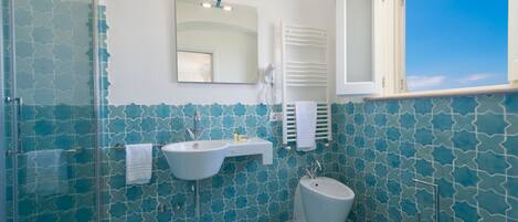 Baignoire, baignoire à jets, sèche-cheveux, bidet