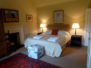 5 chambres, bureau, fer et planche à repasser, lit parapluie