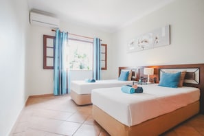 4 chambres, coffres-forts dans les chambres, fer et planche Ă repasser