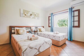 4 chambres, coffres-forts dans les chambres, fer et planche Ă repasser