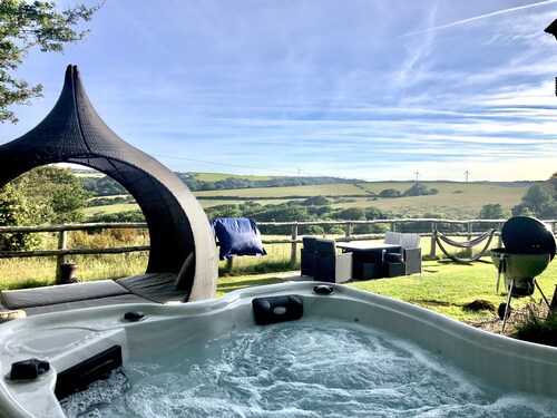 Private Hot Tub, Heating throughout plus Wood Burner, Rural & Sea Views