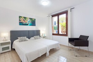 5 slaapkamers, een strijkplank/strijkijzer, reisbedje, gratis wifi