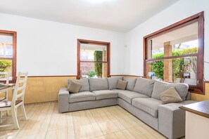 Een televisie, een open haard en een tafeltennistafel
