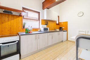 Een koelkast, een magnetron, een oven, een kookplaat