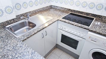 Fridge, microwave, oven, coffee/tea maker