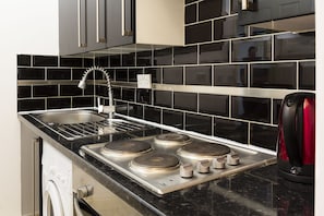 City Apartment, City View | Private kitchen | Fridge, oven, stovetop, electric kettle - Brick Lane Flats (London)