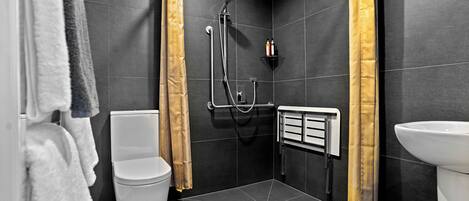 Ein modernes Badezimmer mit Dusche, Toilette und Waschbecken.