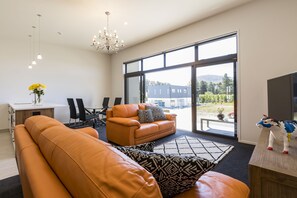 Executive-Apartment, 2 Schlafzimmer (2 Bedroom Apartment) | Wohnbereich | Flachbildfernseher, Netflix, iPod-Dockingstation, Fußbodenheizung
