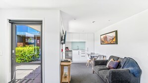 Un apartamento moderno con cocina, comedor y sala de estar.