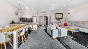 Un apartamento moderno con cocina, comedor y sala de estar.