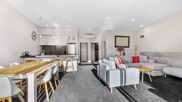 Leilighet – executive, 2 soverom (2 Bedroom Apartment) | Oppholdsområde | Flatskjerm-TV, Netflix, iPod-dokkingstasjon og oppvarmet gulv