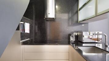 Frigorífico, microondas, horno y placa de cocina