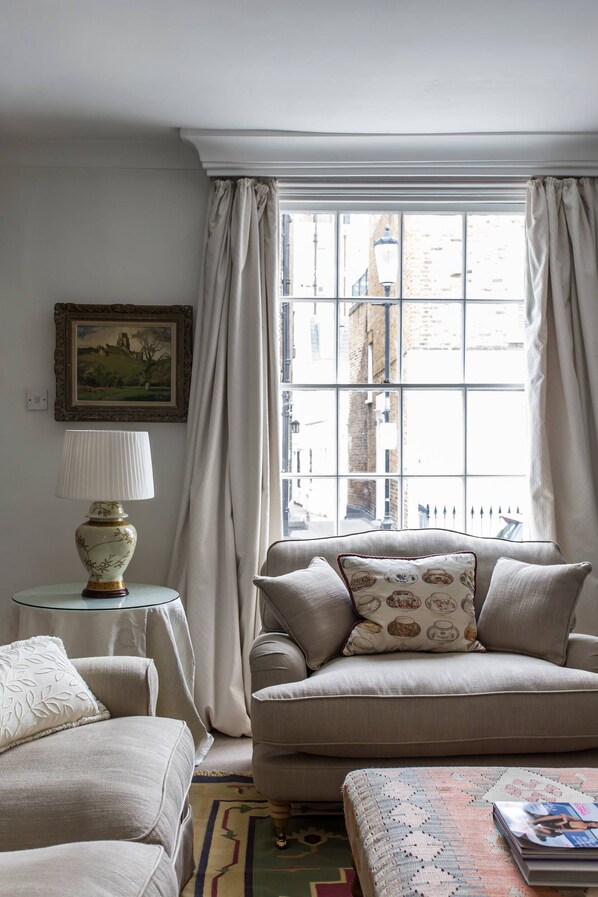 TV - First Street II by onefinestay (Londres)