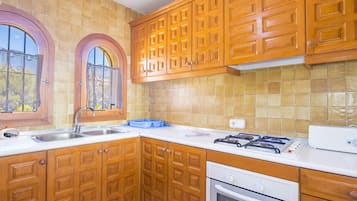 Refrigerador, microondas, horno y cafetera y tetera