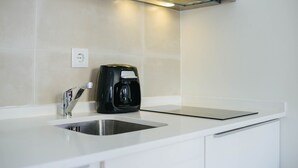Kaffetrakter/tekoker, kjøleskap, mikrobølgeovn og vannkoker