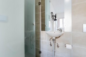 Shower, eco-friendly toiletries, hair dryer, towels - RENT4REST LISBON DOWNTOWN TINY STUDIO APARTMENT 2 (Lisboa ciudad)