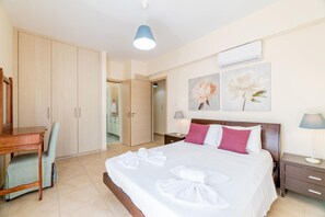 4 chambres, coffres-forts dans les chambres, fer et planche à repasser