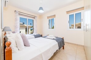 4 chambres, coffres-forts dans les chambres, fer et planche Ă repasser