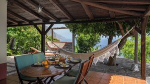 Outdoor dining - Cliff-top location, tranquil | Stonecliff Cottage (Calheta)